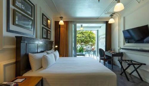Deluxe King Room with Pool Access