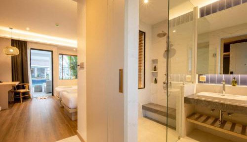 Deluxe Family Room with Pool Access