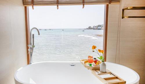 Queen Room with Spa Bath