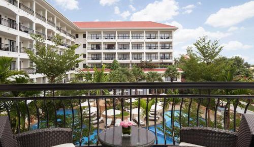Deluxe Pool View Room, Guest room, 1 King, Balcony