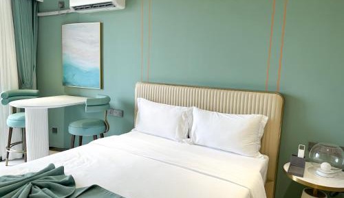 Suite with Mountain View