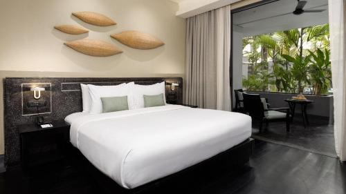 Deluxe Room With Pool Access 