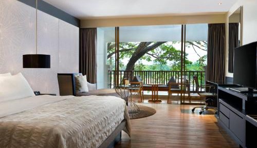 Deluxe Garden View, Guest room, 1 King, Garden view, Balcony