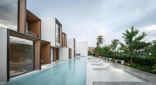 Grand Deluxe with Pool Access