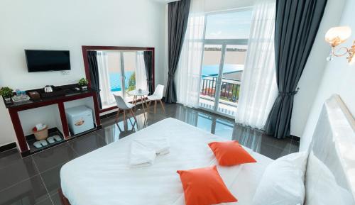 Deluxe Double Room with Side Sea View