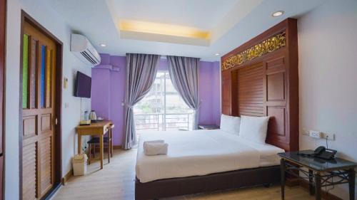 Exclusive King Bed Balcony Canal View
