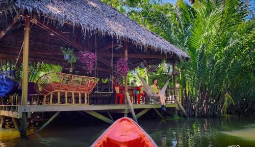 Hut - Water Front 