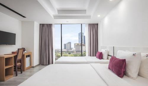 Deluxe Triple, 1 Queen Bed + 1 Single Bed 