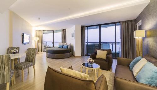 Junior Family Suite including club benefits with Sea View