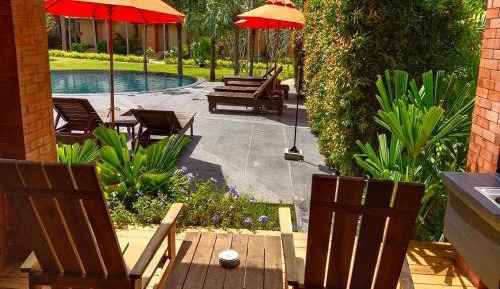 Deluxe Triple Room with Pool Access