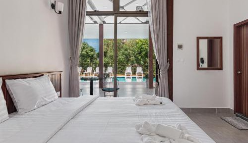 Deluxe Double with Pool View