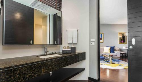 One-Bedroom Suite King with City View 