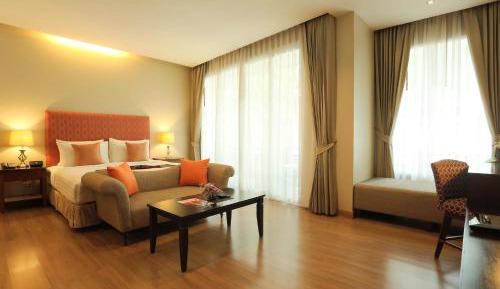 Suite with Pool View