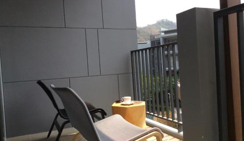 Apartment with Mountain View
