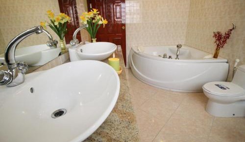 Two-Bedroom Apartment with Spa Bath