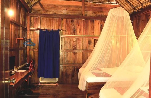 Krong Kaeb Hotel | Bird of Paradise Bungalows