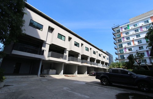 Bang Sao Thong Hotel | Royal King Suite