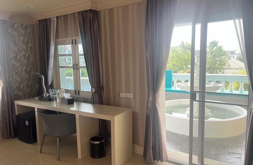 Chom Phon Hotel | V20boutique Jacuzzi Hotel