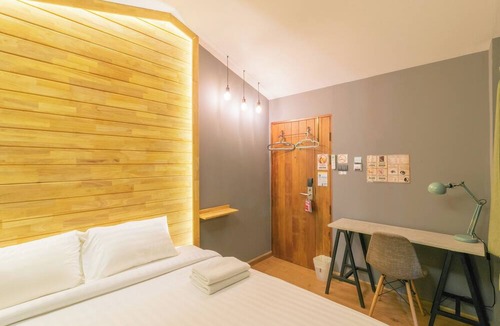 Thanon Phetchaburi Hostel | Timber Hostel