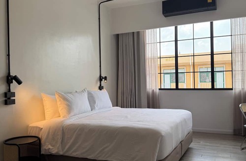 Bang Khun Phrom Resort | Holmes Pranakorn