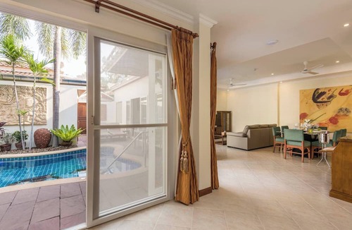 Jomtien Villa | Luxury 3BR Pool Villa Pratamnak Soi5 - 50m to Beach