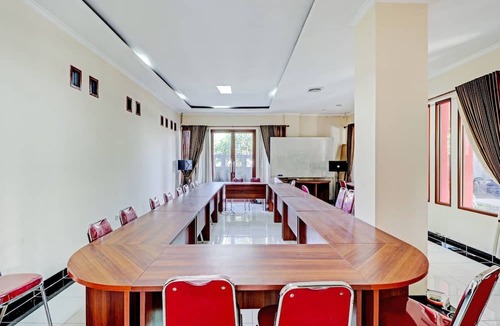 Si Samrong Hotel | OYO 75596 The Sirisuk House