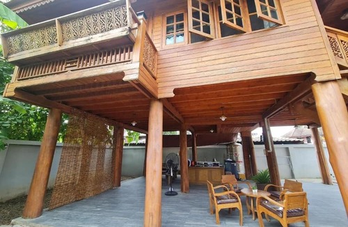 Bang Khen House | 300 Years Old Wooden House w 3 Bedrooms and big Yard
