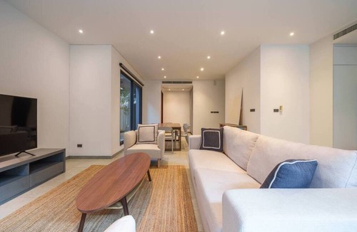 Khlong Tan Nuea Villa | Monochrome designer pool Villa