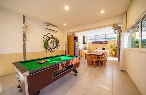Central Pattaya Villa | Cozy gray garden