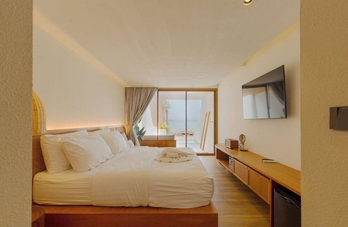 Koh Lan Resort | Tasana Bar and Luxury resort