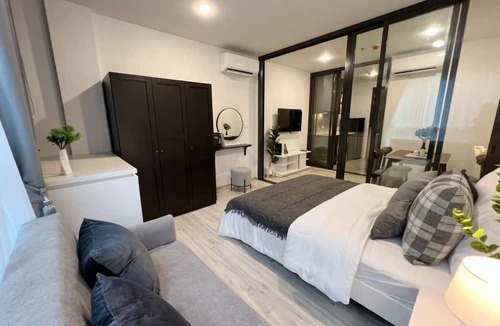 Ratchadaphisek Apartment | Luxury & comfort, less than 3 minutes walk to MRT.