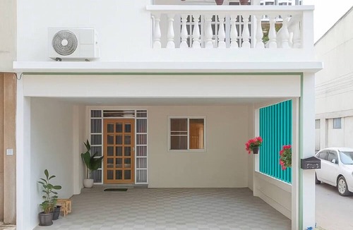 Khlong Tan House | Large House in the Middle of Sukhumvit 22 for Family