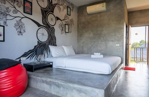 Hin Lek Fai Hotel | The Bike Loft Family Hostel