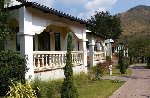 Suan Phueng Hotel | Stamp Hills Resort & Restaurant