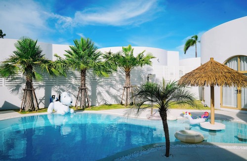 Bang Sare Villa | White Curve Villa