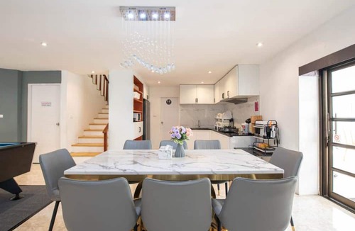Nong Prue House | Massive. 10 BEDS. Karoake System. Pool Table. Naklua
