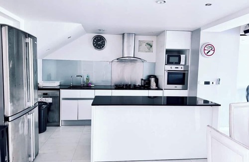 Kathu House | 5 BDRM & BATHROOM Pool Villa. Golf Views, 7kms to Patong. Peaceful & private