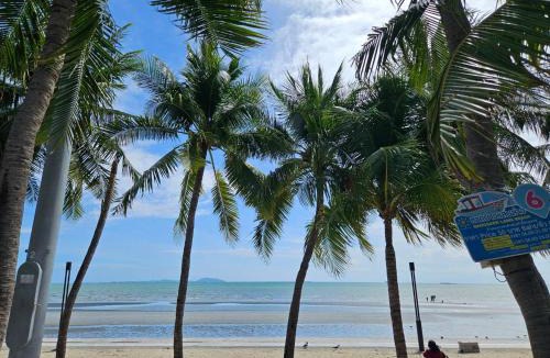 Ban Bang Saen Hotel | The beach bangsaen condo daily room Poolside