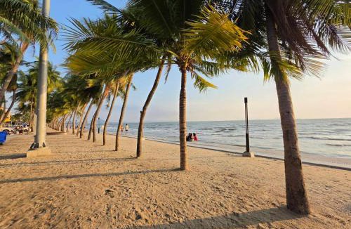 Ban Bang Saen Hotel | The beach bangsaen condo daily room Poolside
