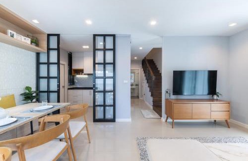 Racha Thewa Resort | Modern Scandi 4BR Home Near BKK Airport