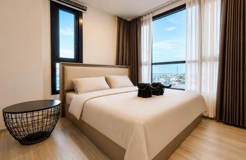Ratchadaphisek Apartment | 1 minute to the subway entrance Mrt Huai Khwang Most cozy room in this city central The condo has an infinity swimming pool and gym on the top floor