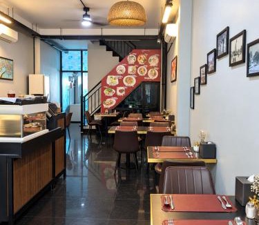 Daun Penh Bed & Breakfast | The Flora Riverside Hotel