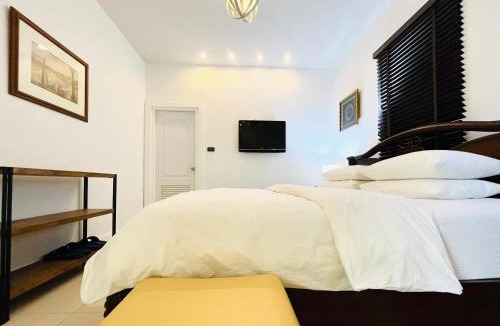 Bang Phra Hotel | Room and the city trat