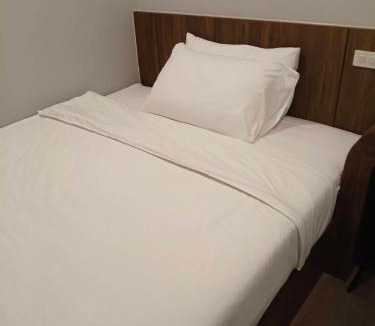 Nong Prue Hotel | Modern Cabin Bangkok Suvarnabhumi Airport