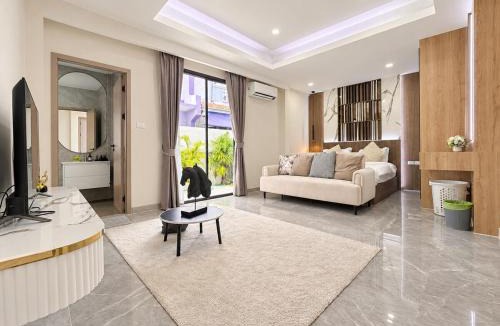 South Pattaya Villa | Jomtien 5BR Pool Villa Billiards Chill Balcony