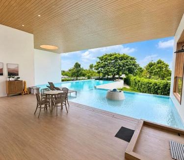 Bang Phli House | Spacious 3-Bedroom House with Shared Pool near Mega Bangna and Suvarnabhumi