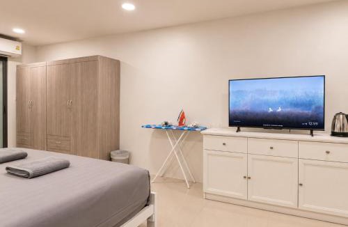 Silom Apartment | 1BR 50sqm Sleeps 4 Near BTS & Nightlife