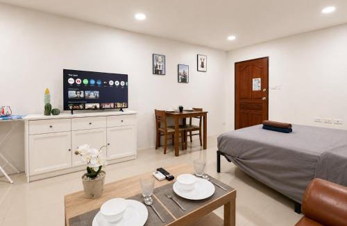Silom Apartment | 1BR 50sqm Sleeps 4 Near BTS & Nightlife