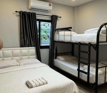Sattahip House | บ้านริมคลองพูลวิลล่า บ้านพักสัตหีบ BaanRimklong Poolvilla Sattahip