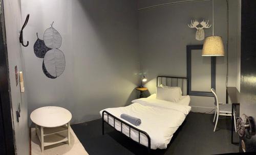 Wang Burapha Phirom Hostel | Bangkok Bed and Bike